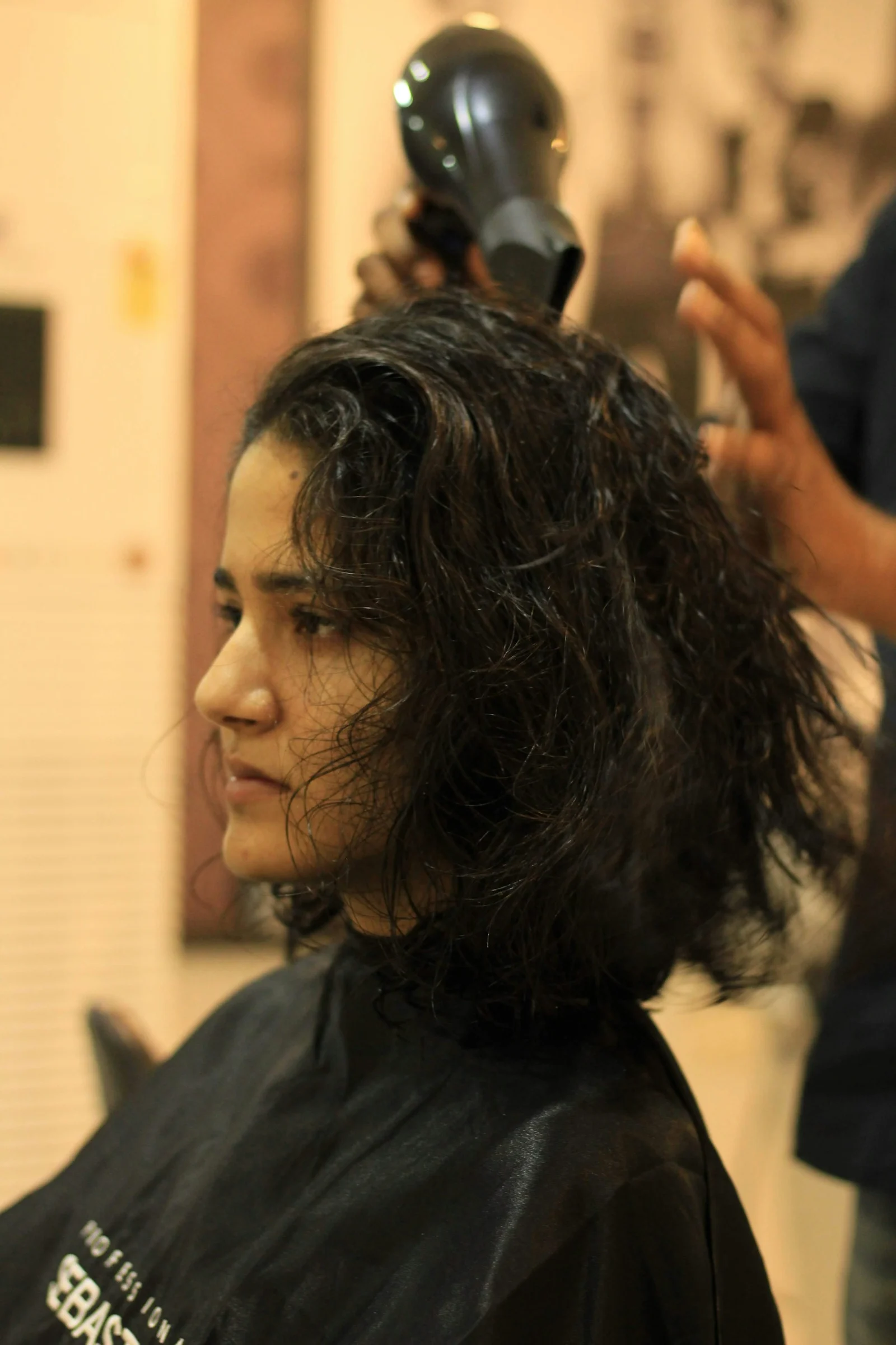A woman getting her hair cut at a salon；第三方摄影参考