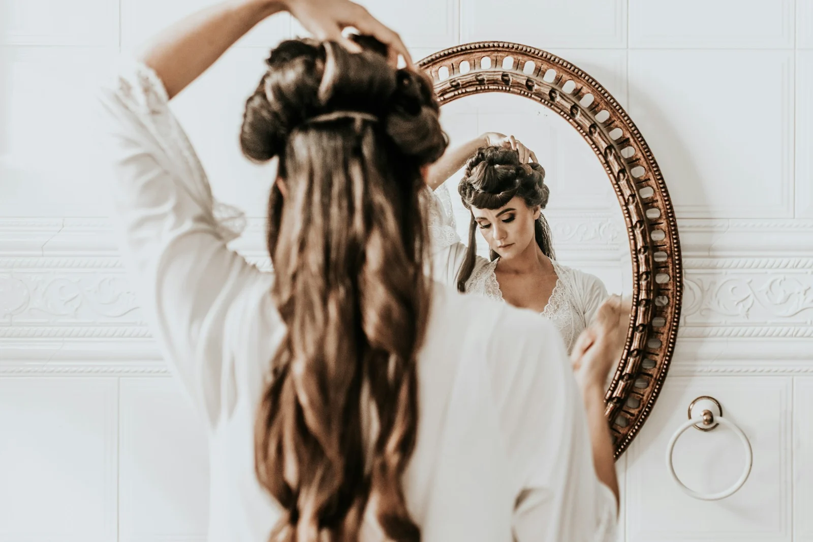Woman wearing white dress standing in front of mirror；第三方摄影参考