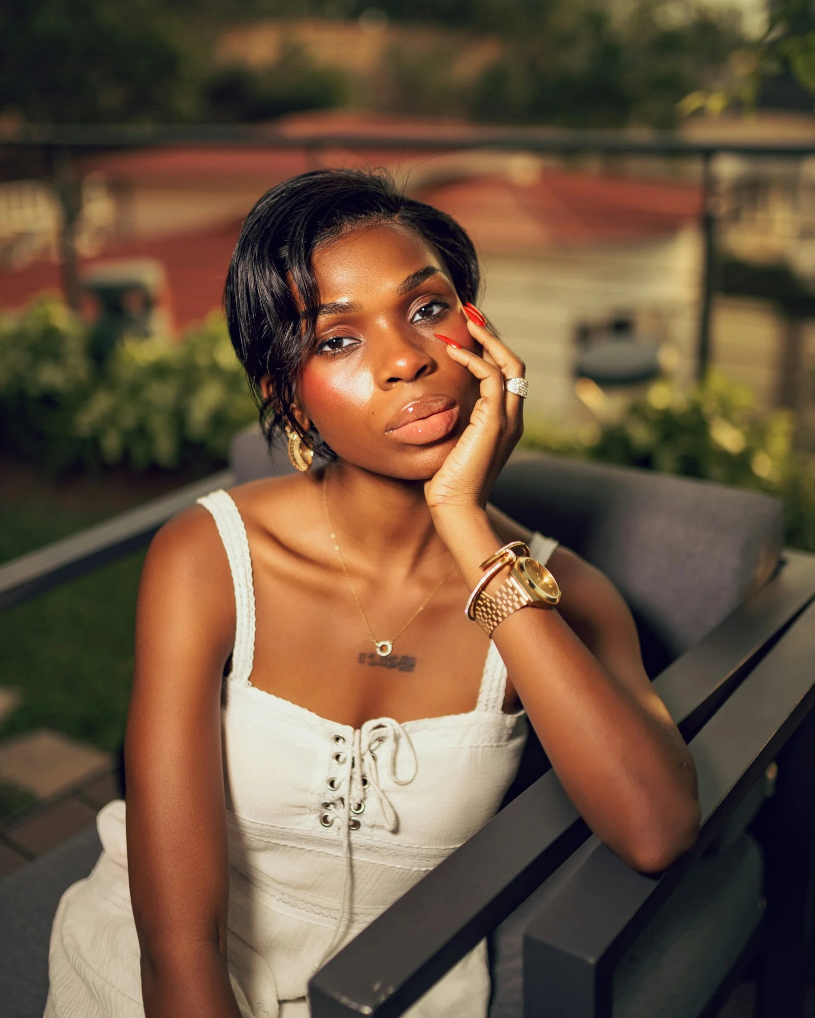 A young black woman with short hair poses outdoors.；第三方摄影参考